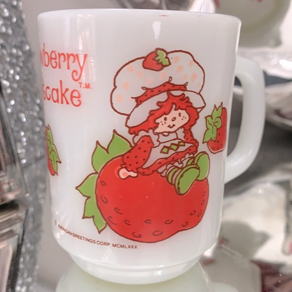 VTG STRAWBERRY SHORTCAKE MUG MILKGLASS